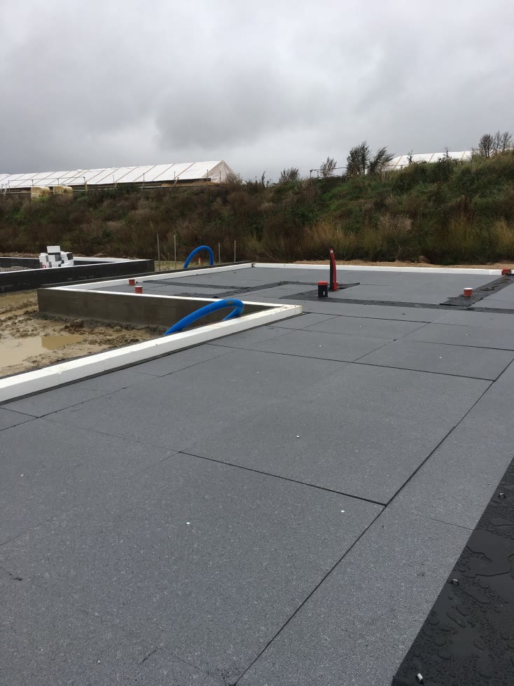 Mellem 300 og 400 mm gulvisolering er normalt i dag for at leve op til en samlet energirapport.